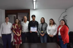 Victoria World Wide entrega beca de sostenimiento a estudiante UAM