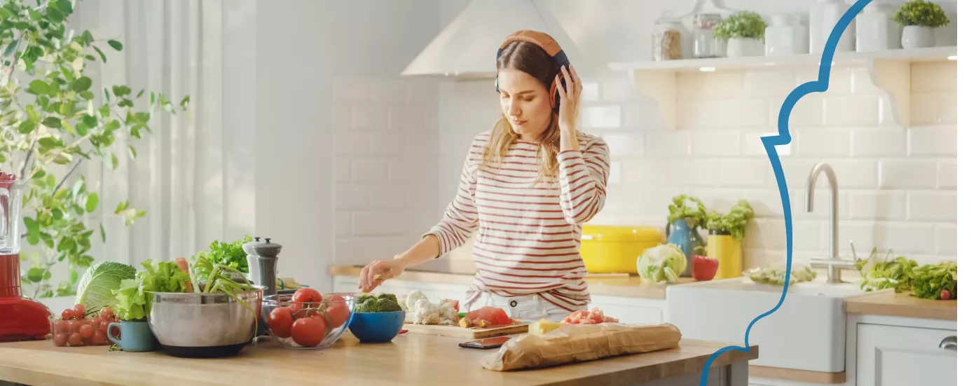 Mujer cocinando y escuchando música