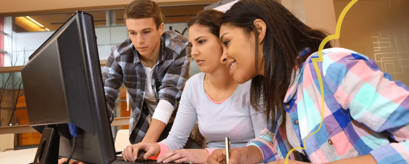 Estudiantes en el computador