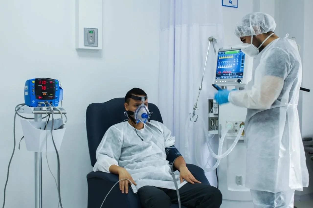 Persona con COVID es ayudada por la patente AirFlife UAM