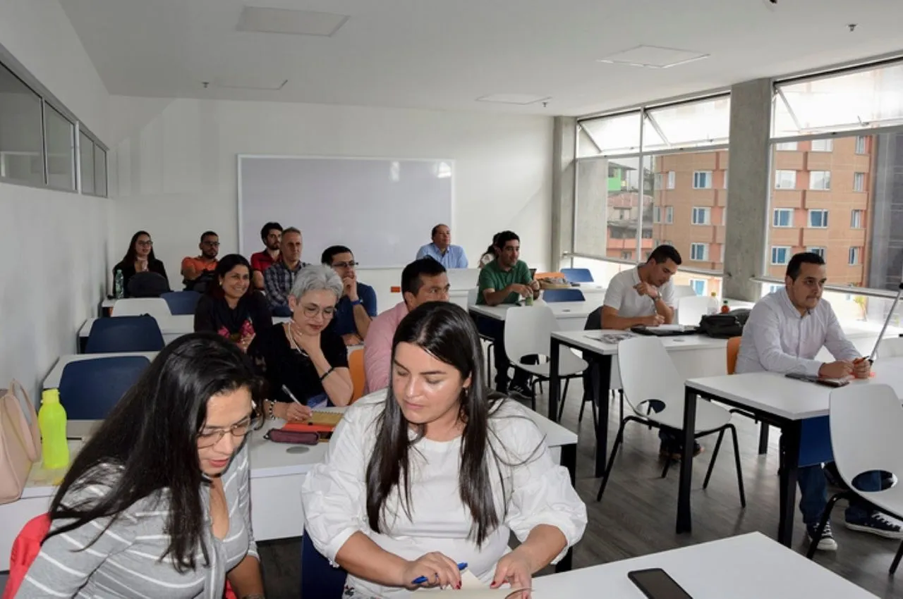 Personas en un salón recibiendo clases