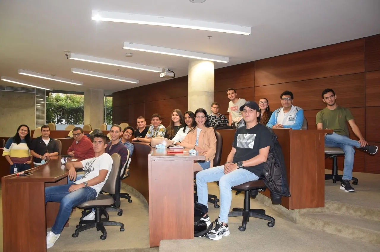 Estudiantes líderes uam en la biblioteca