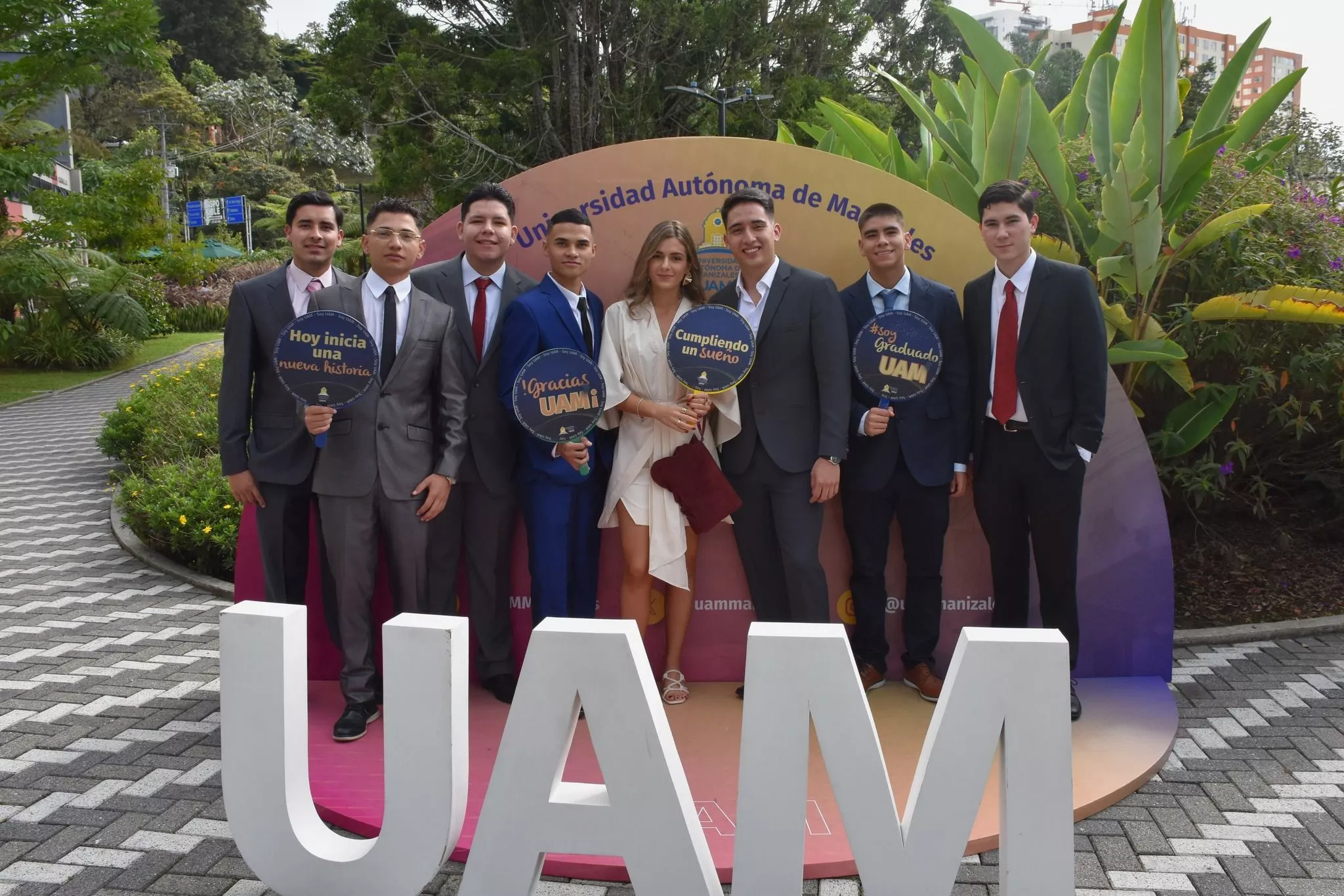 estudiantes en su celebración de graduación en el campus universitario 