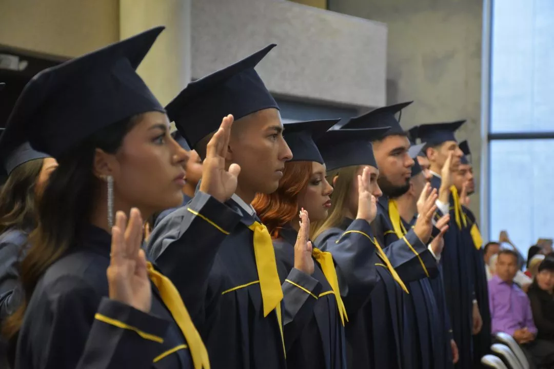 Juramento de estudiantes en ceremonia de graduación 2025