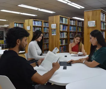 Idiomas grupo de estudiantes estudiando inglés en la biblioteca