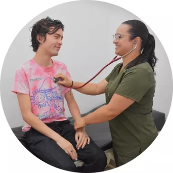 estudiante y doctara examinandolo