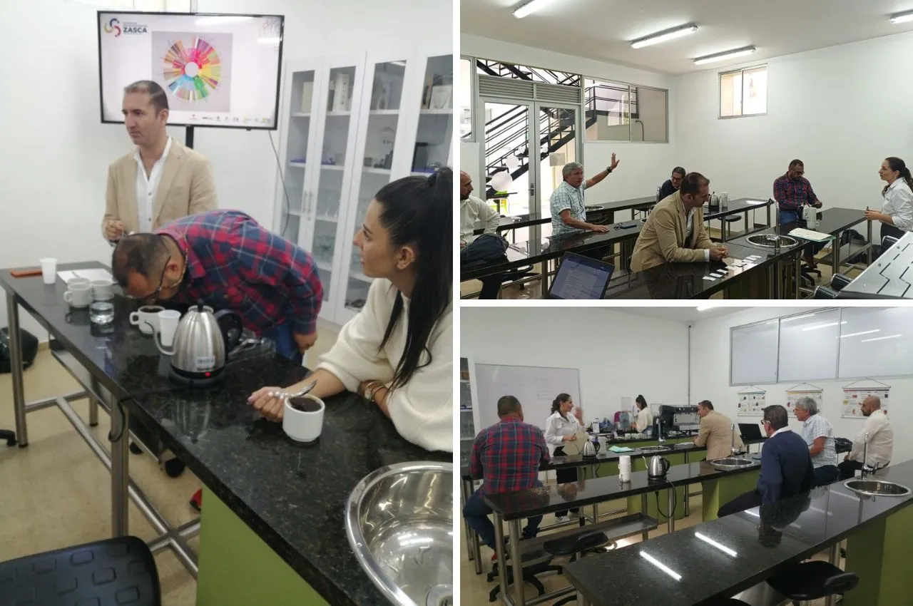 Catación de café con caficultores del Proyecto ZASCA Agroindustria Caldas