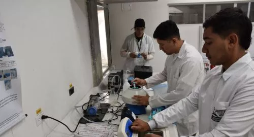 Estudiantes en el centro de desarrollo tecnológico