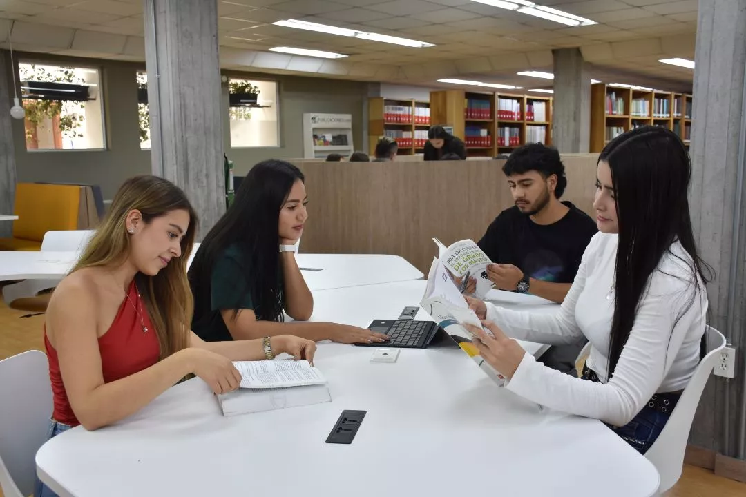 Jóvenes de la Universidad Autónoma de Manizales, realizan investigación en la biblioteca Jóvenes investigadores de la Universidad Autónoma de Manizales