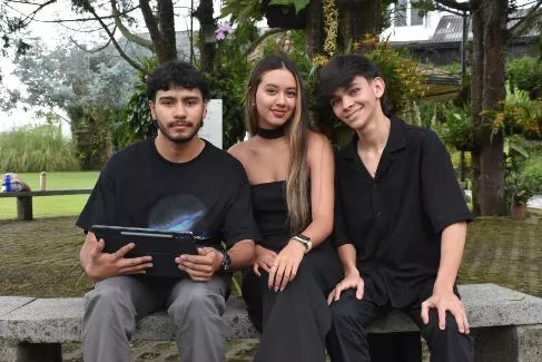 programa de voluntariado UAM para estudiantes Estudiantes voluntarios en el parque de la UAM