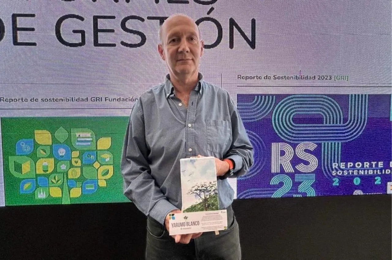 Carlos Eduardo Jaramillo Sanint, rector UAM recibe reconocimiento por la Fundación Luker en el reporte de sostenibilidad