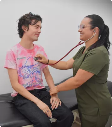 Medica UAM auscultando a estudiante en consultorio