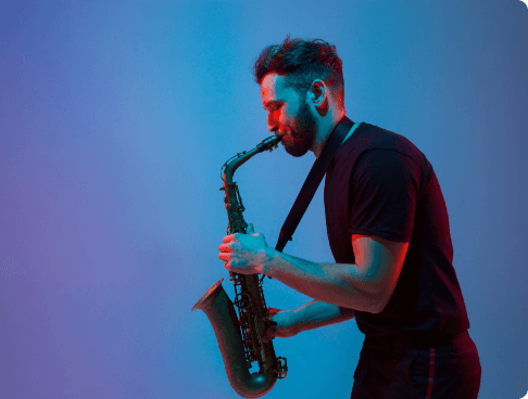 Persona tocando el saxofón