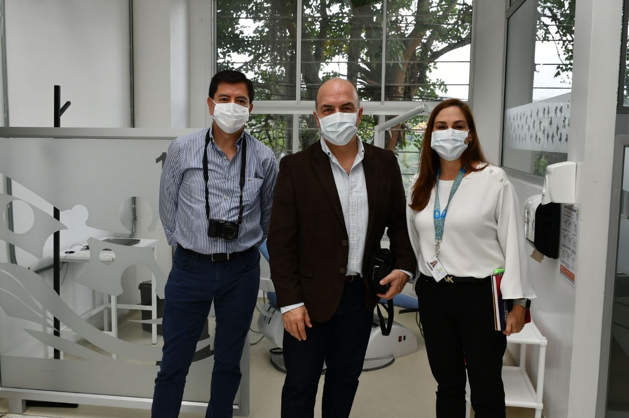 El graduado Jorge Eduardo visitó las clínicas odontológicas de la UAM. 